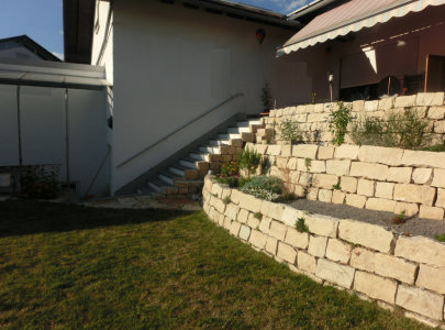 HSG-Bergstrasse-Treppe-mit-Terrassenhang.jpg